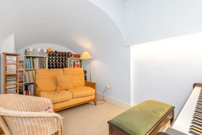 Maisonette to rent in Moreton Terrace, London