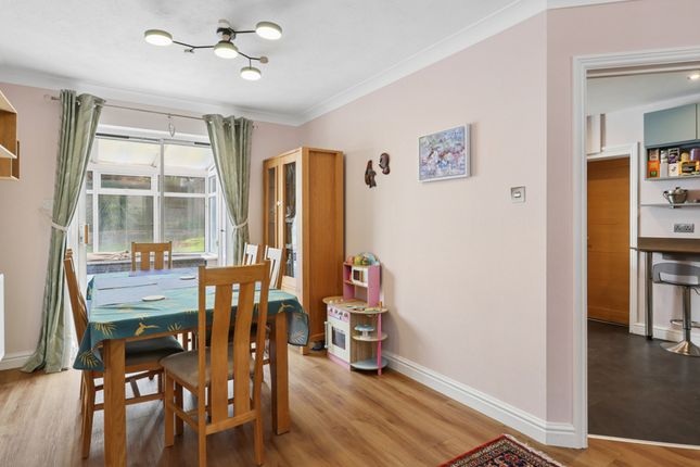 5, Lynton Close, Farnham photo 4