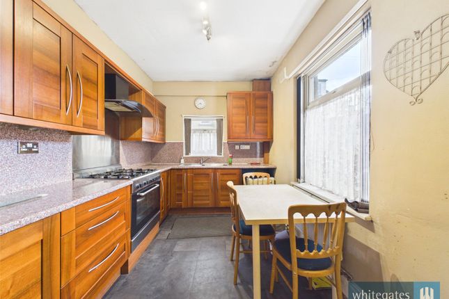 13, Summerseat Place, West Yorkshire photo 4