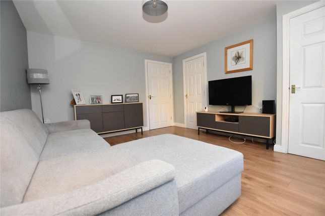 8, Bramble Square, Wakefield photo 4
