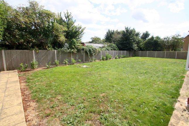 Flat for sale in Long Lane, Staines-Upon-Thames