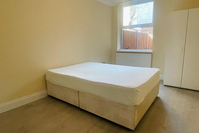 718, High Road, Leyton photo 3