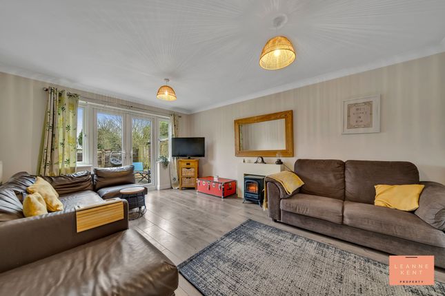 6 Clos Pandy, Caerphilly photo 3