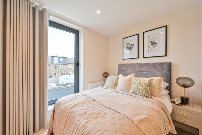 Mews house for sale in Kings Avenue, Clapham Park