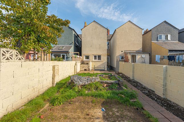 8 Coverack Road, Newport photo 4