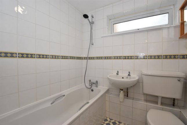 Flat 5, Glen Eagles, Aurum Close, Horley photo 4