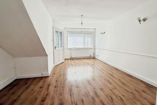 5, Oulton Close, Kidderminster photo 4