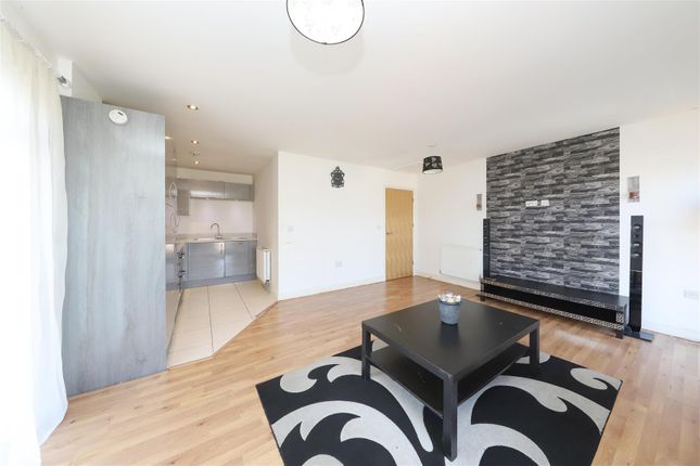 Flat for sale in Otter Way, Yiewsley, West Drayton