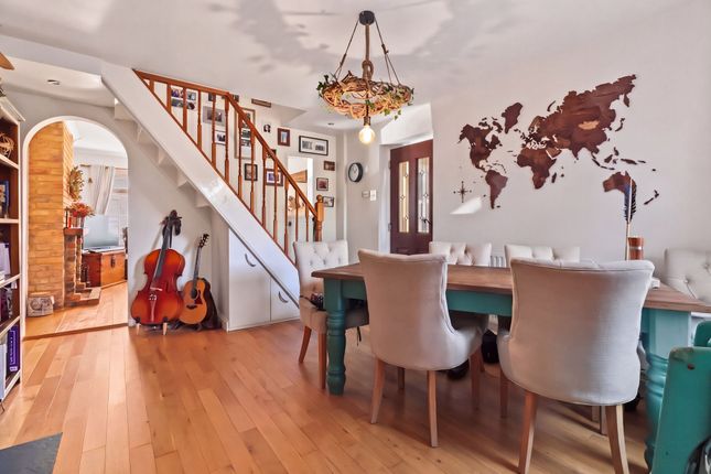 12 Sunbury Lane, Walton-On-Thames photo 4