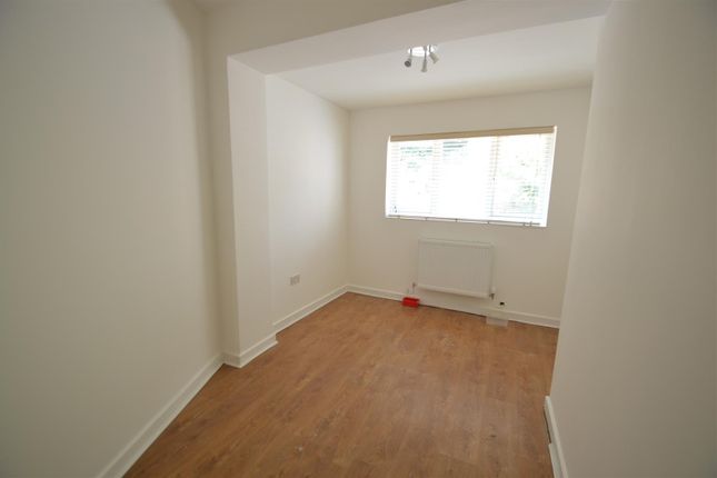 Flat 2, 12, Brighton Road, Surrey photo 5