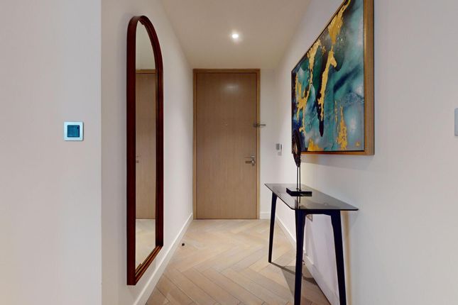 Flat to rent in Principal Tower, 2 Shoreditch High Street, London