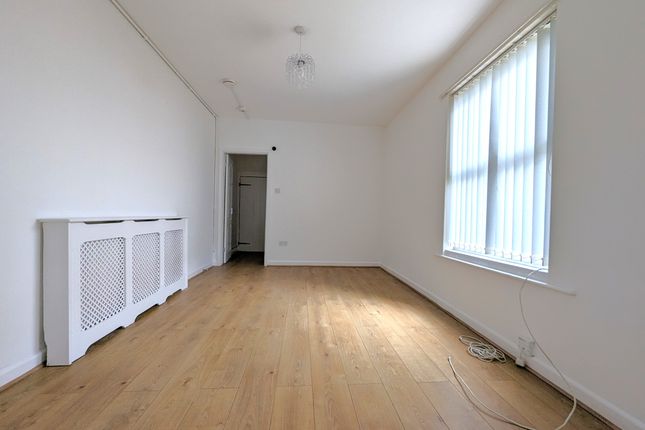 Studio to rent in Torquay Road, Paignton