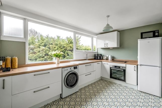 2-bed flat on 35 Eaton Court,, Boxgrove Avenue, Surrey, £320,000