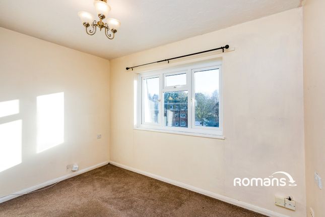 55, Bartons Way, Farnborough photo 4