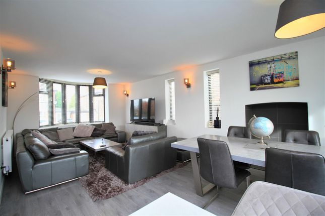 11, Sunningdale Road, Denton photo 2