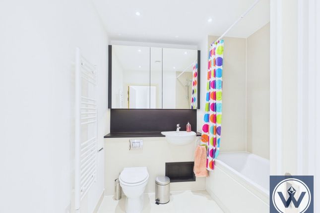 Kingfisher Heights, 2,Flat 157, Bramwell Way, London photo 3