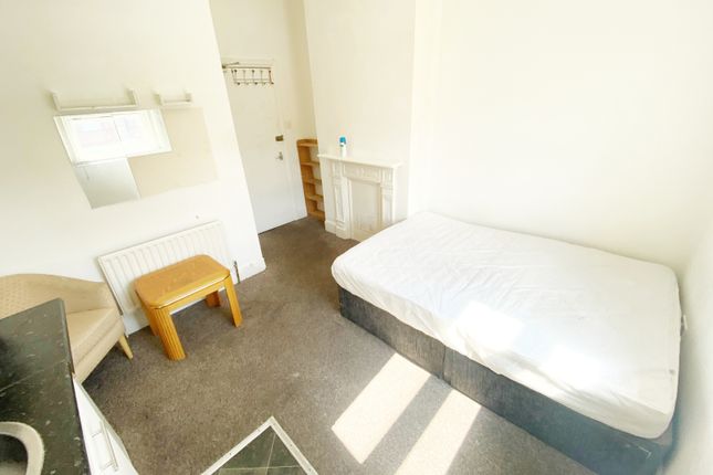 room 2, 182 Holdenhurst Road, Bournemouth photo 3