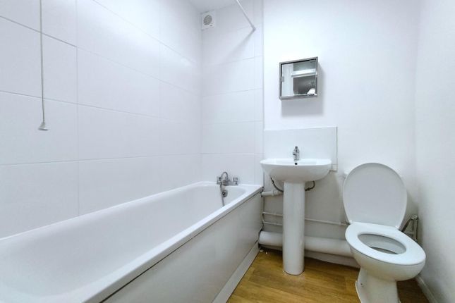Flat to rent in Shepley Mews, Enfield