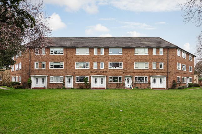 Flat to rent in Bridge Road, East Molesey