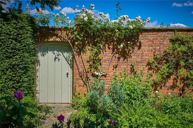 5 Bed Detached House For Sale In Lower Swanthorpe Crondall
