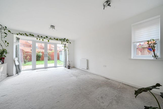 2 Home Straight, Newbury, Newbury photo 3