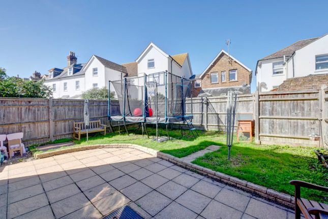 27, Montague Way, Westham photo 2