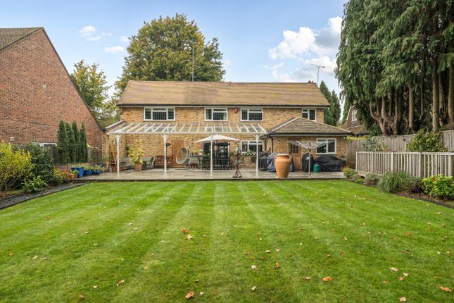11, Brackendale Close, Surrey photo 4