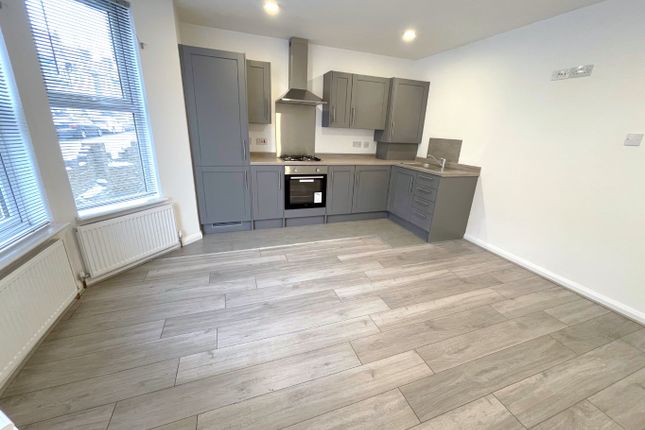 Flat for sale in Newcombe Road, Luton, Bedfordshire