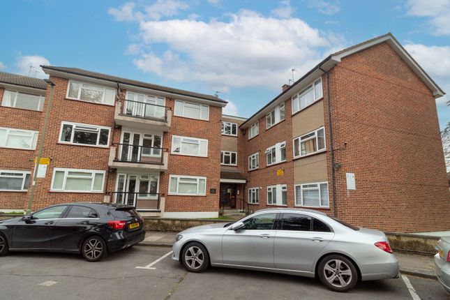 Flat for sale in Cranmer Road, Edgware