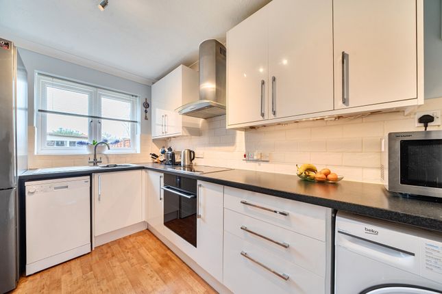 2, Marina Close, Chertsey photo 4