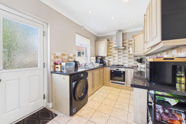 8, Vicarage Road, Bradford photo 4