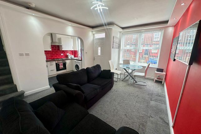 2-bed house on LEEDS, £1,200/mo