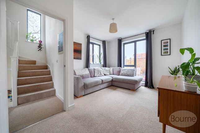 2, Bay Close, Godalming photo 3