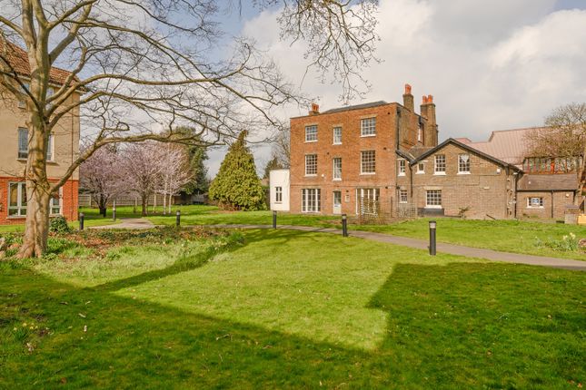 Flat 14, Pantiles House, 30, Langley Road, London photo 4