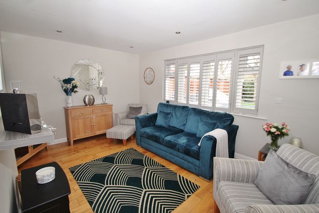 20, Beanhill Road, Ducklington photo 2
