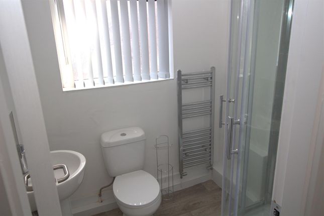 84 Warwick Bathroom 2.Jpg