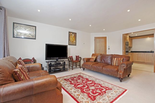 5 Linkside, Shoppenhangers Road, Maidenhead photo 3