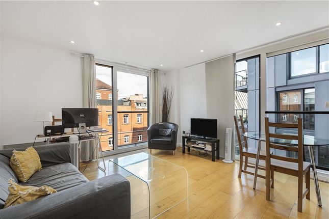 Flat for sale in Brewhouse Yard, London