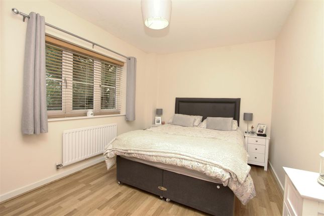 Flat to rent in Horseshoe Drive, Hillingdon