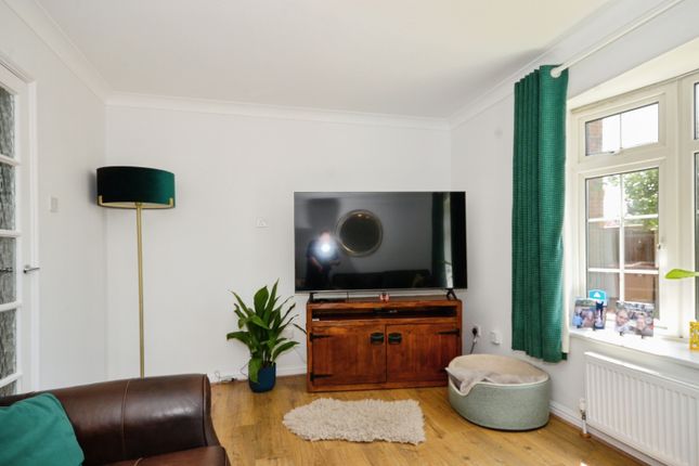 4b, Willows Close, Pinner photo 3
