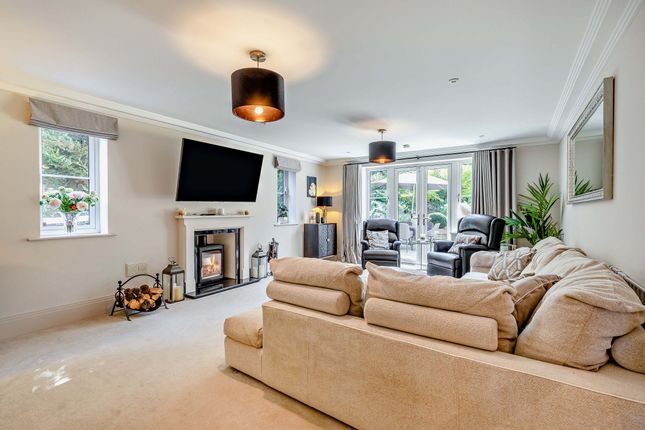 Oscars Lodge, Pankhurst Farm,, Bagshot Road, West End photo 2