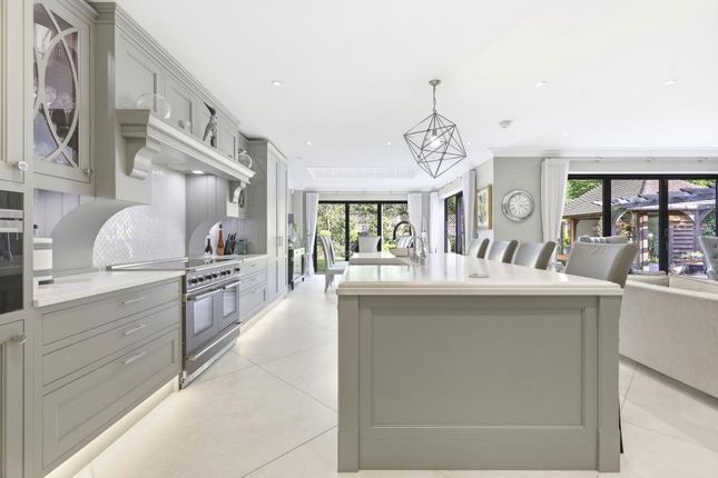 70, Harvest Road, Englefield Green photo 3