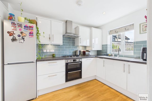 8 Hamilton Gardens, Chichester photo 2