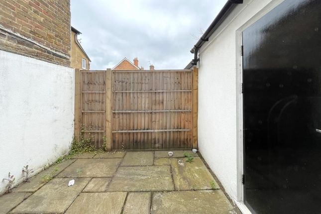Flat to rent in Guildford Street, Chertsey
