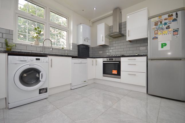 1X Brocket Way, Chigwell, London photo 5