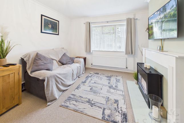 12 Hogarth Road, Crawley photo 3