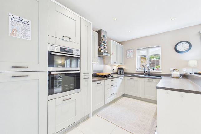 27 The Timbers, Halling, Rochester photo 4