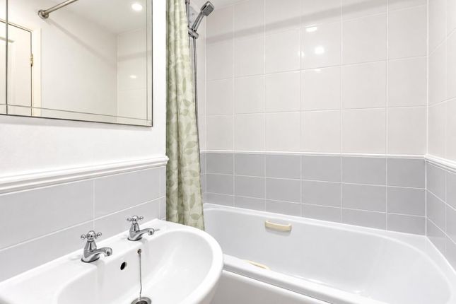 59, Orchard Grove, London photo 4
