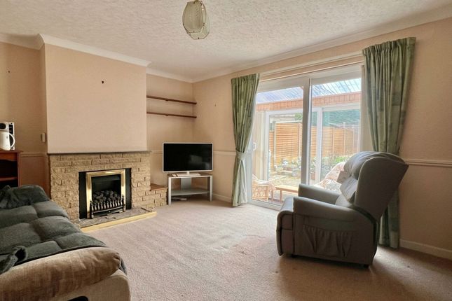 5, Blackthorn Gardens, Taunton - NO onward chain! photo 2