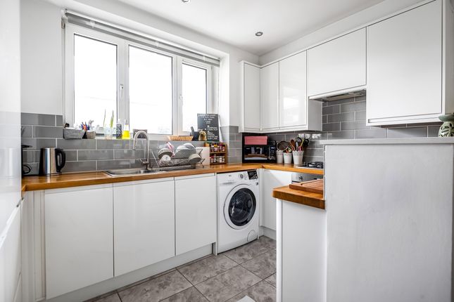 2-bed house on 12 Chilworth Court,, Windlesham Grove, London, £2,200/mo